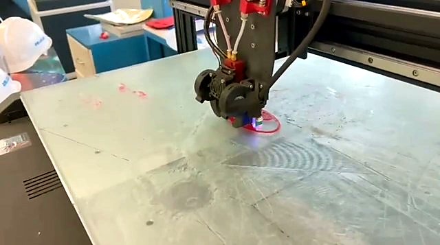Dual-fan extruder printing red bead; AM.CO.ZA hard hat (SKU ask)
