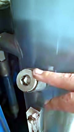 YouTube thumb — screw compressor oil change (SKU ask)