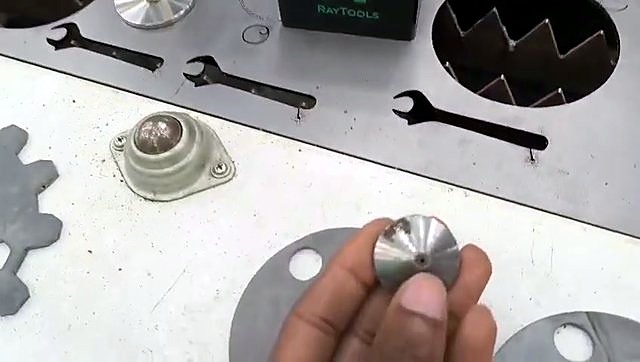 Raytools-context fibre nozzle tip over cut bed (SKU ask)