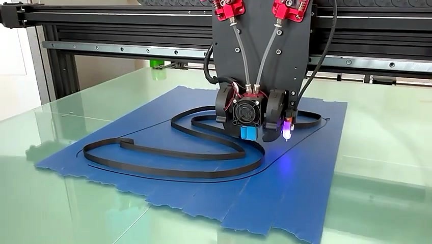 Hotend over blue-tape bed with return wall (SKU ask)