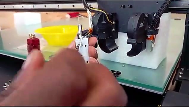 White/silver heater block + wires over glass bed (SKU ask)