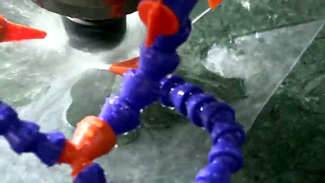 Spindle wet-cutting with multi-nozzle coolant splash (SKU ask)