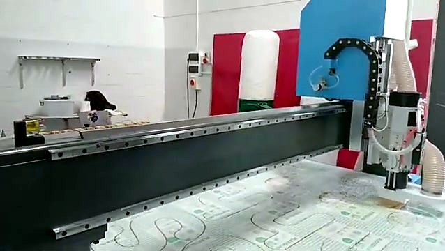 Gantry over acrylic sheet on vacuum table