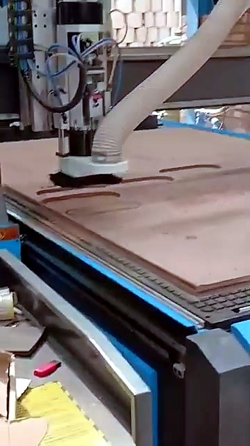 Gantry over vacuum table