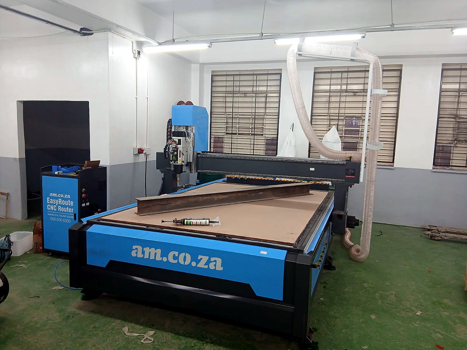 R-1325K/90L EasyRouter ATC: workshop overview with steel I-beam on vacuum bed (staff still)