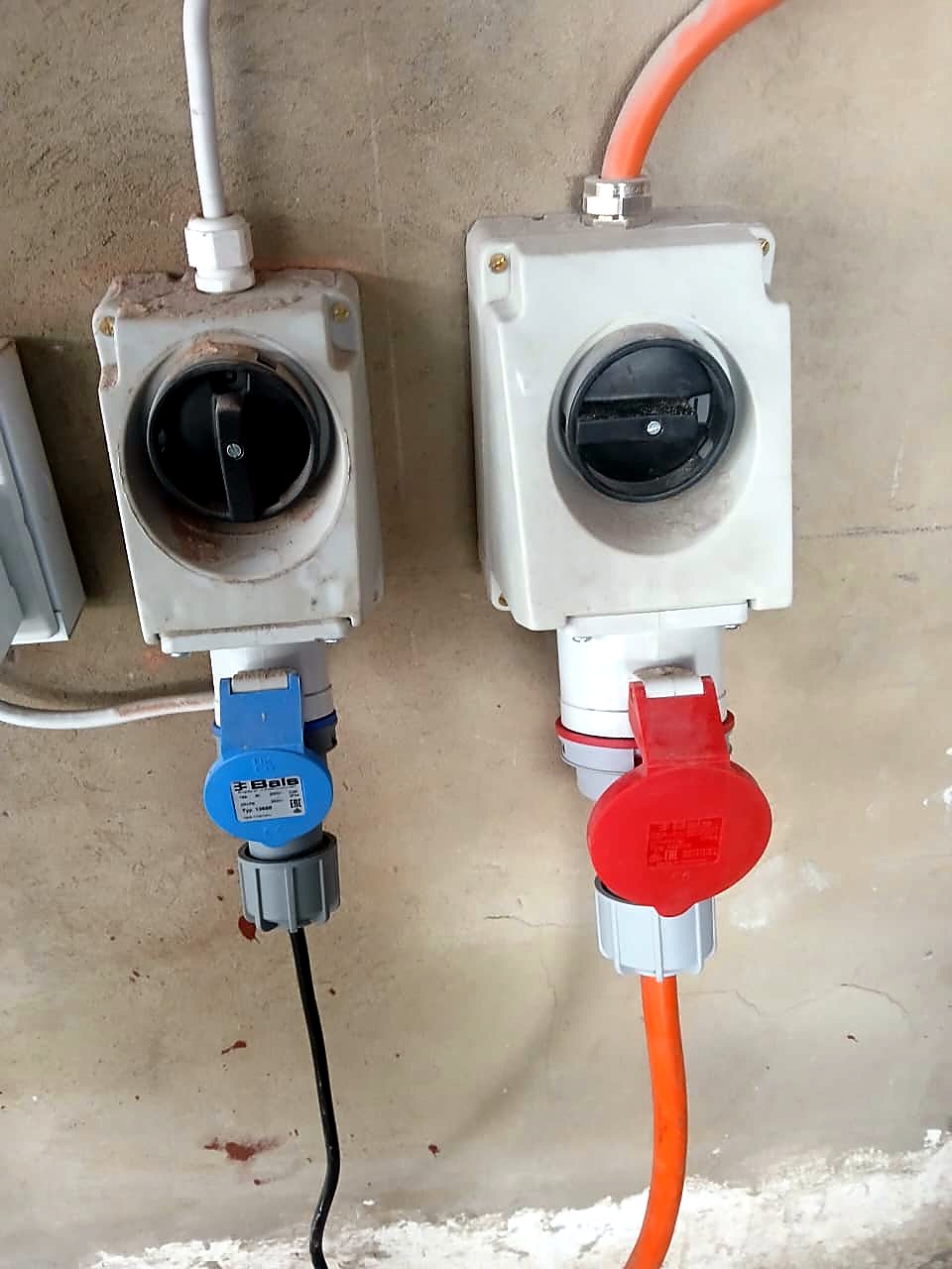 R-1325W/55 EasyRoute stone: industrial wall power sockets blue+red (staff still)