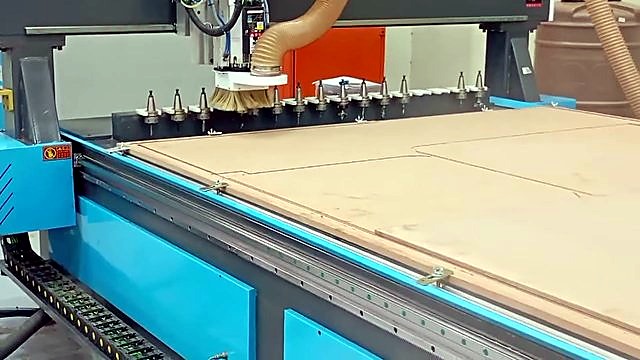Gantry + rear magazine overview during cut (SKU ask)