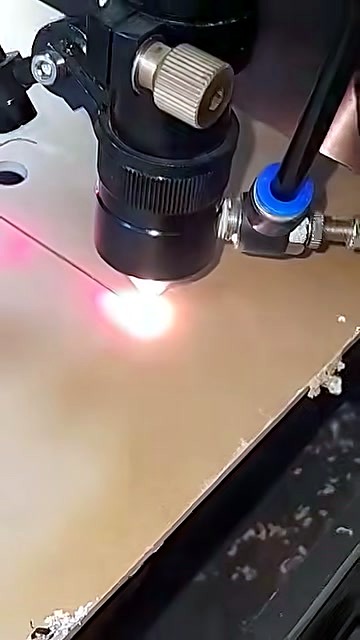 Laser head path with red guide on sheet (SKU ask)