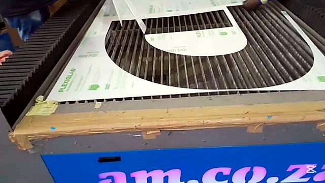 Lift curved acrylic cutout; knife-edge bed (SKU ask)