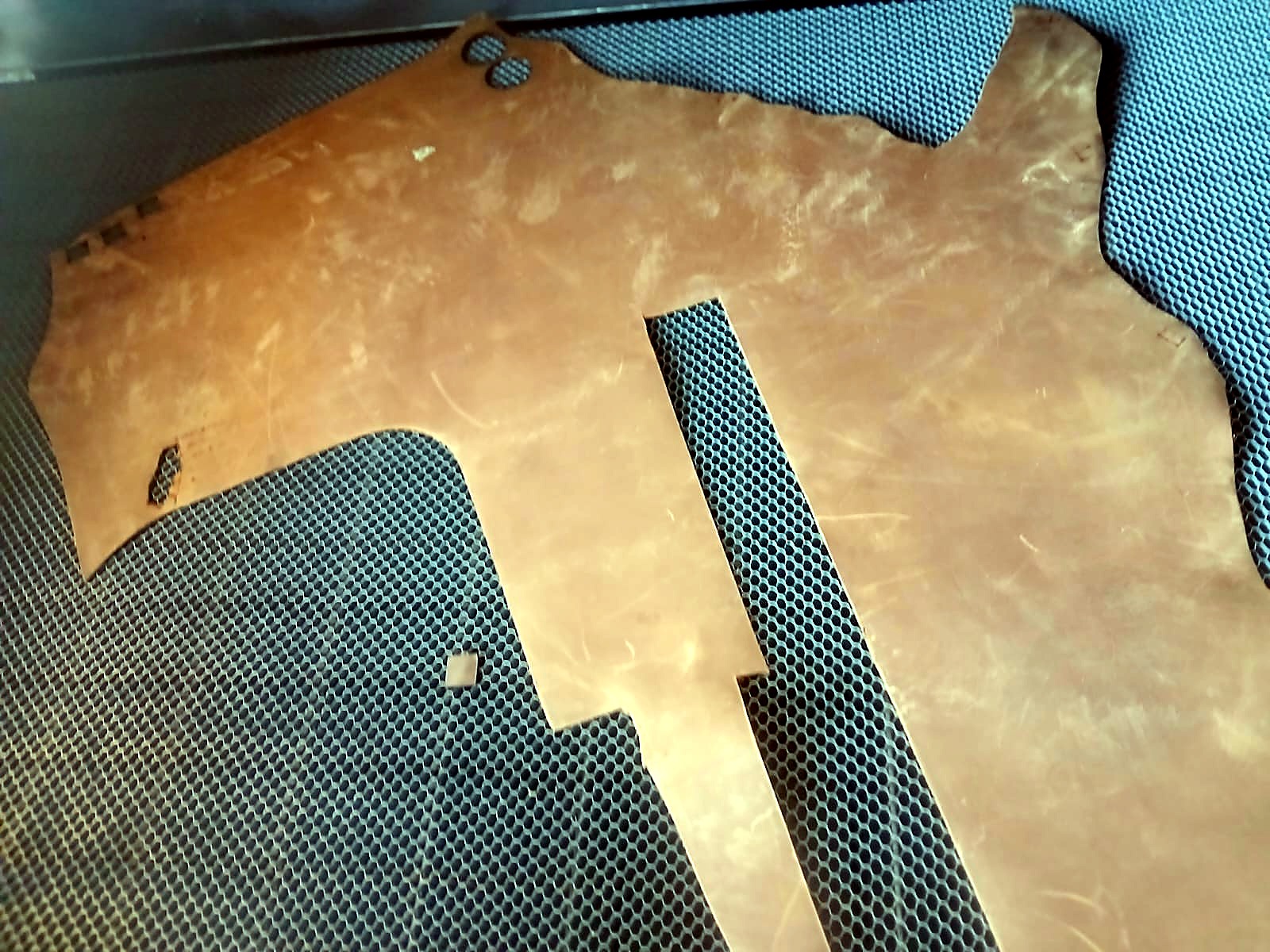 LC-1390/150: laser-cut sheet shape lying on the honeycomb work bed (cut sample, staff still)