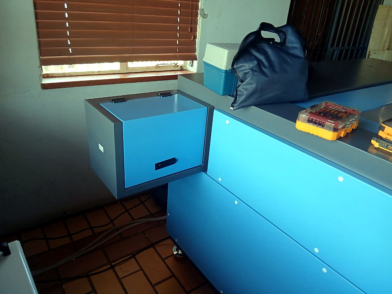 LC-1390/150: side compartment/access panel on the cabinet, closed (detail, staff still)