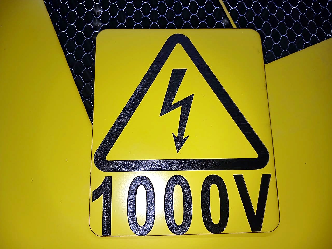 LC-1390 cabinet CO2: engraved yellow 1000V high-voltage safety sign on honeycomb (staff still)