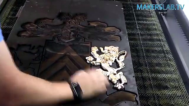 Multi-layer coat-of-arms + lion assembly on bed (SKU ask)