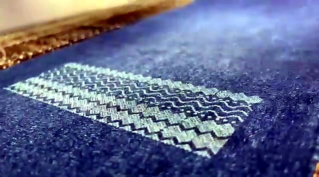 Dense zig-zag pattern on jeans under yellow head (SKU ask)