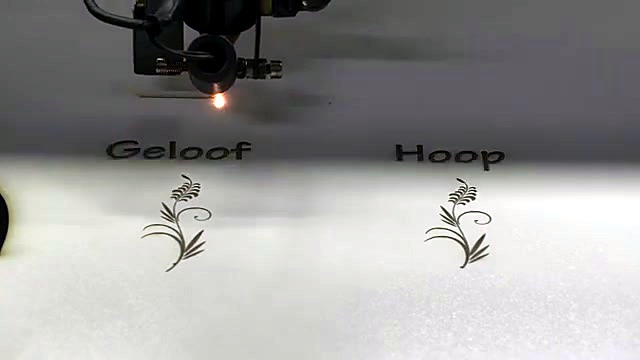 Laser engraving Geloof/Hoop + floral scrolls on white painted board (SKU ask)