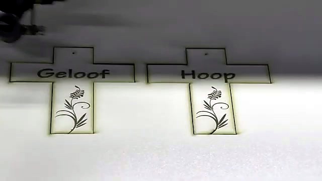 Cut Geloof/Hoop crosses on honeycomb bed (SKU ask)