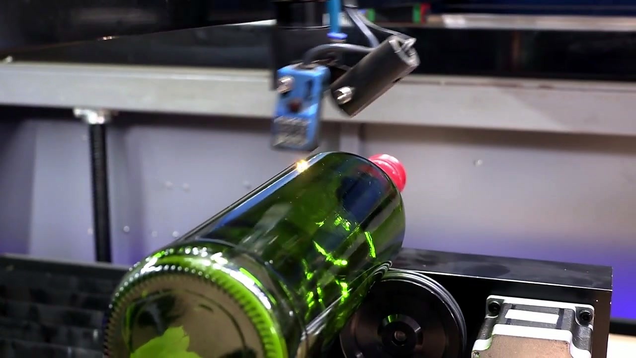 CO2 laser head over bottle shoulder (SKU ask)