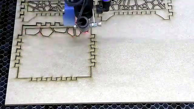 Vector cutting mosaic/Voronoi pattern in Supawood (SKU ask)