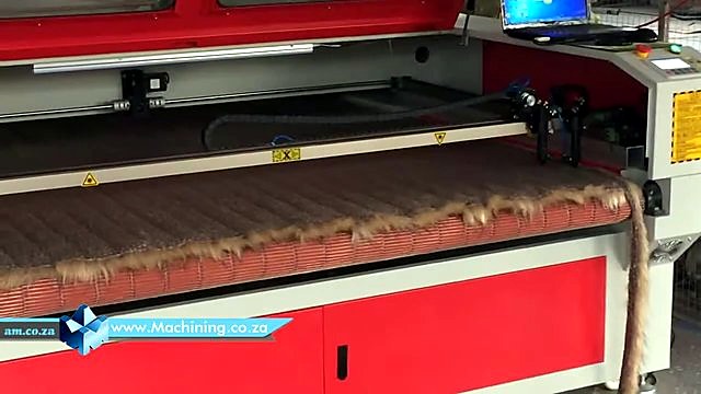 Full conveyor TruCUT feeding fur textile (SKU ask)