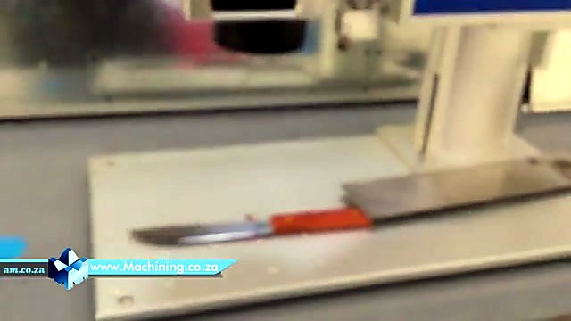 LabelMark column/head over steak knife on metal bed (SKU ask)
