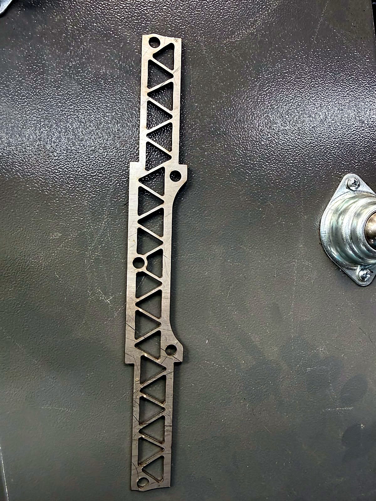 LF-1530/3000M RayCUT fiber laser: cut sheet-steel truss bracket with triangular lightening cut-outs and mounting holes (staff still)