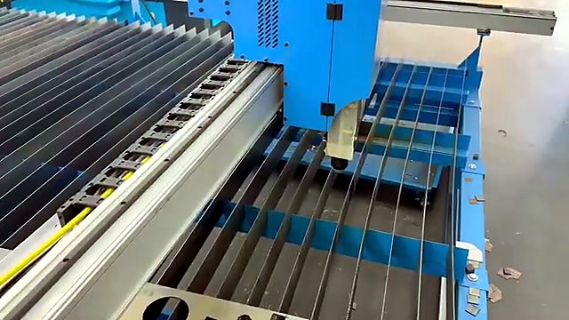 RayCUT Lite fiber laser cutter blue gantry and slatted sheet-metal cutting bed