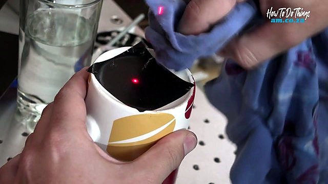 Black marking paper on mug bottom + red guide (SKU ask)