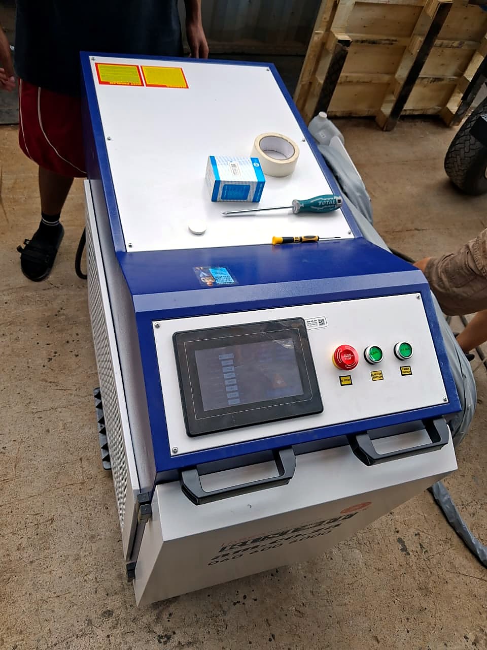 LM-V/3000 LaserMaster 4-in-1 cabinet: touchscreen, emergency stop and control buttons (staff still)