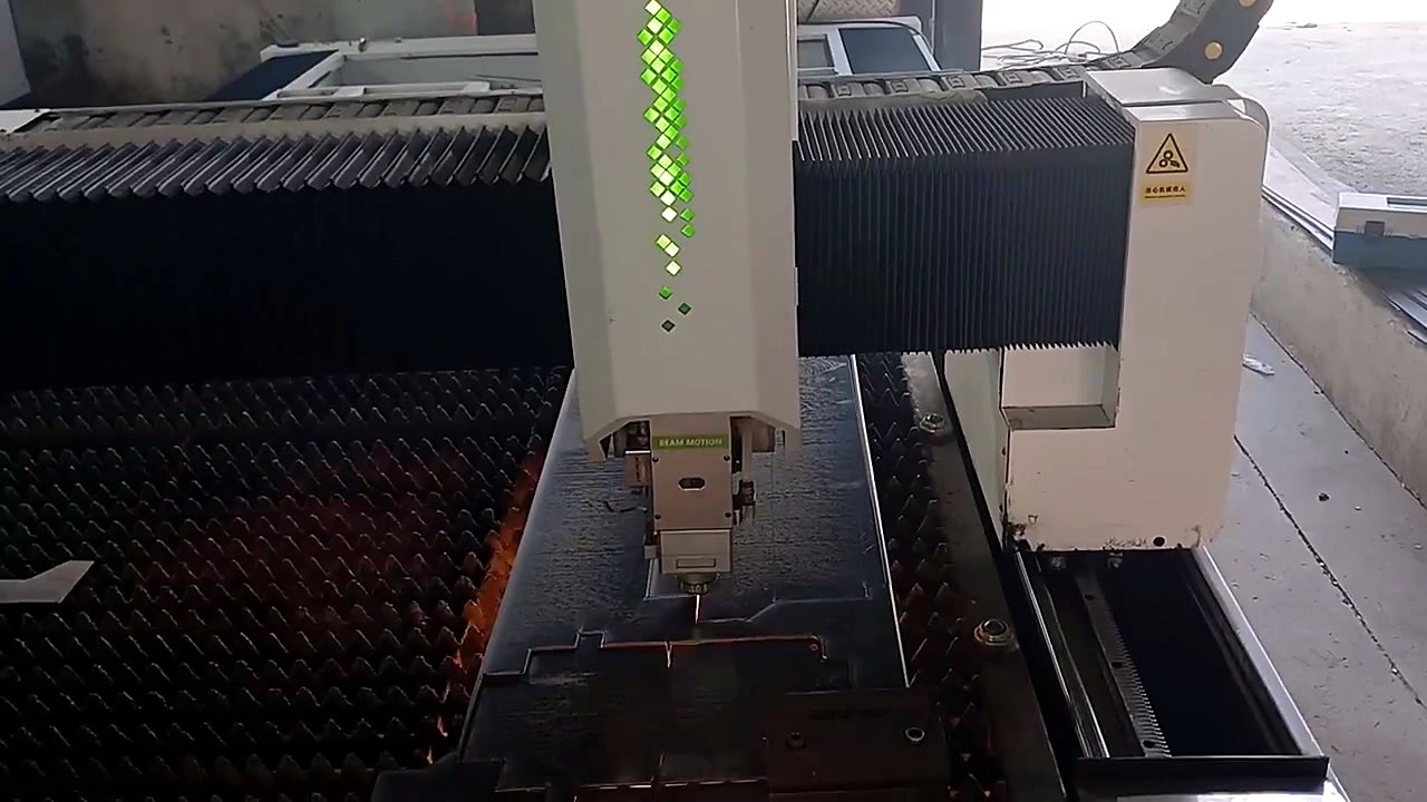 Fibre head cutting with sparks on slat bed (SKU ask)