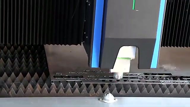 Cutting head over triangular slat bed (SKU ask)