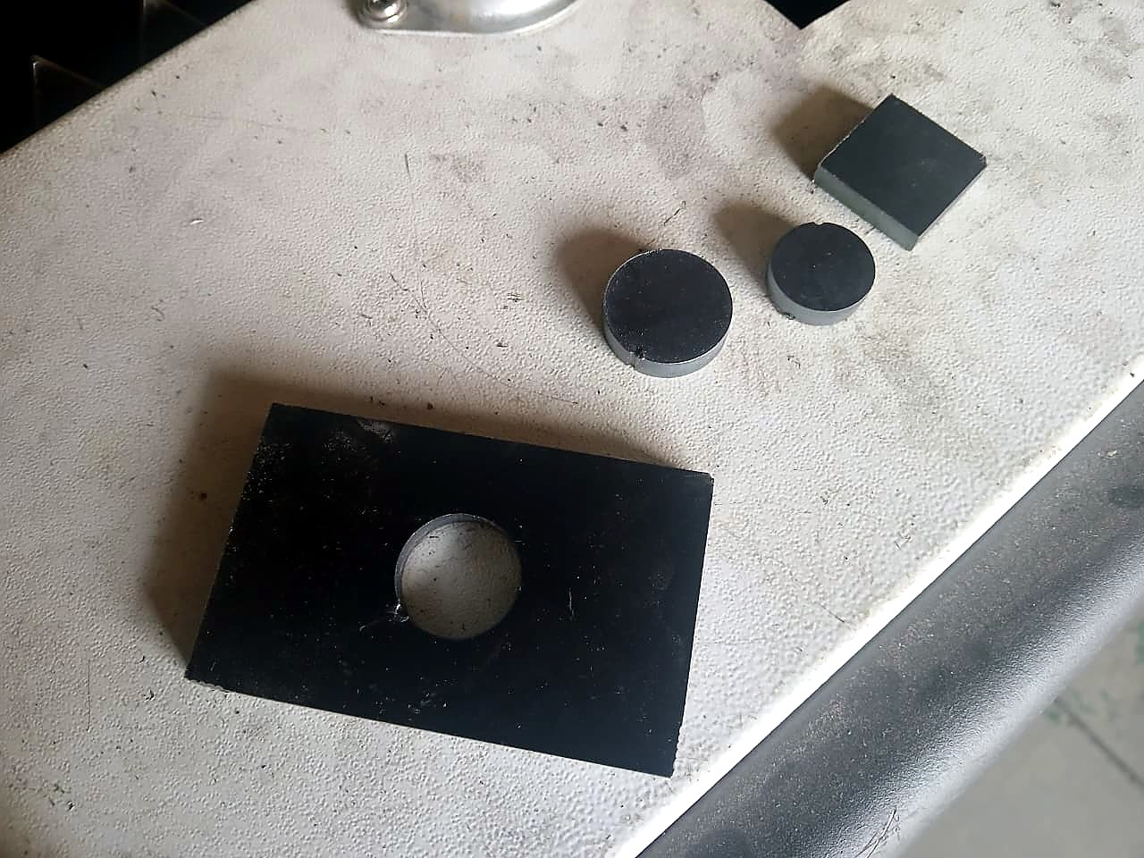 LF-1530/1500P RayCUT fibre laser: cut mild steel plate with round hole, discs and square block (staff still)