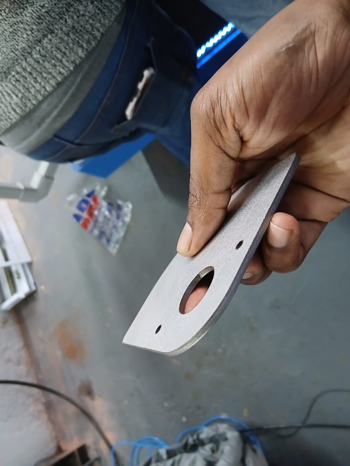LF-1530/2000P RayCUT 2000W fibre laser: hand-held cut metal plate with oval slot (staff still)
