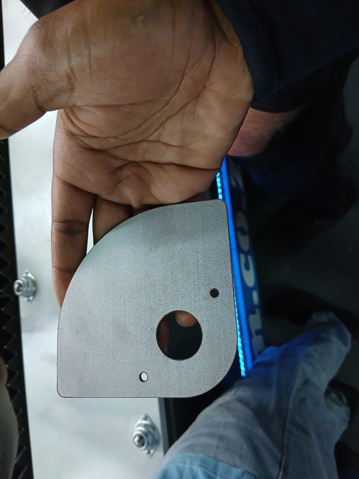 LF-1530/2000P RayCUT 2000W fibre laser: hand-held cut metal plate with round hole (staff still)