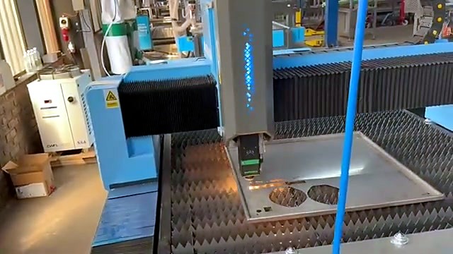 Blue LF-1530/3000M gantry with cut steel parts on the slat cutting bed