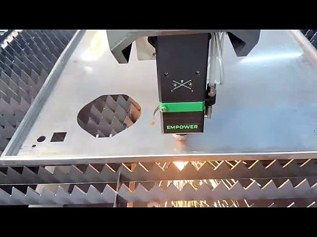 LF-1530/3000M fiber laser cutting head cutting steel sheet with sparks on the slat bed