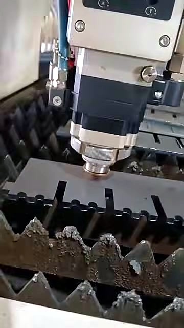 Nozzle close over notched ferrous sheet (SKU ask)