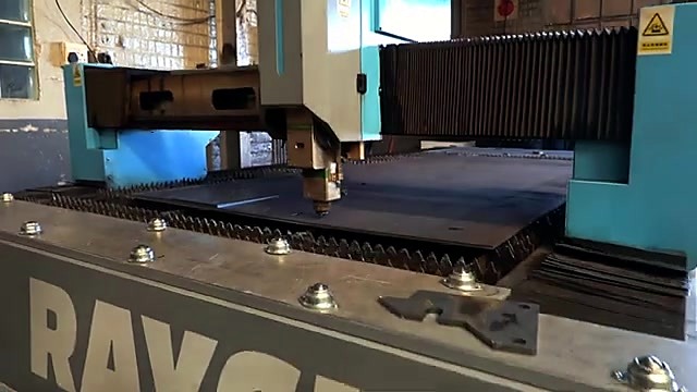 Gantry + slat bed overview; RAYCUT frame (SKU ask)
