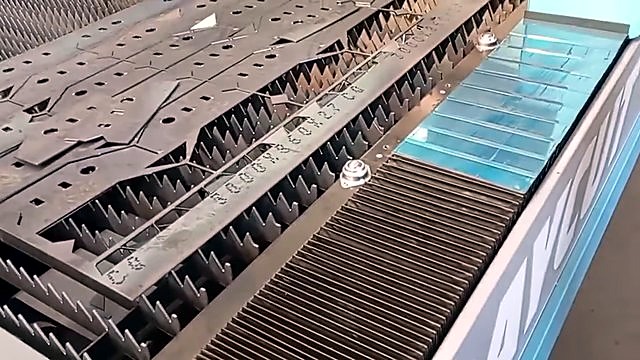 Wide RAYCUT bed with small-parts nest on metal sheet (SKU ask)