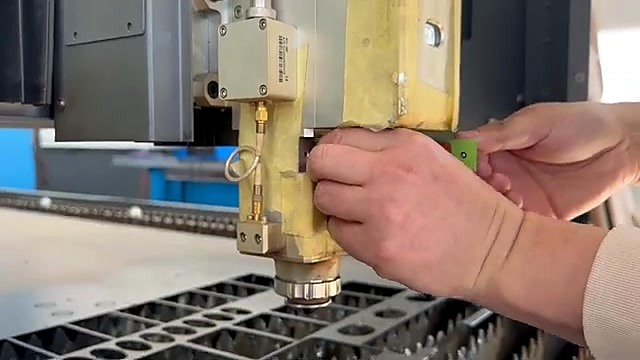 Green protective window cartridge mid-swap on head (SKU ask)