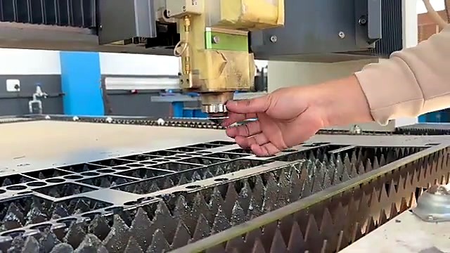 Copper nozzle tip service close-up (SKU ask)
