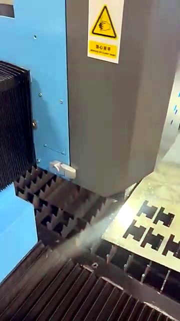 RayTools-style head cutting H-brackets on slat bed (SKU ask)