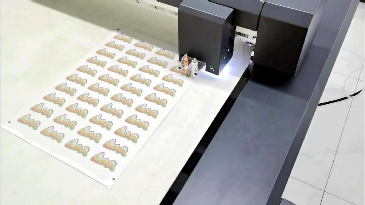 Flatbed vacuum table overview during cut (SKU ask)