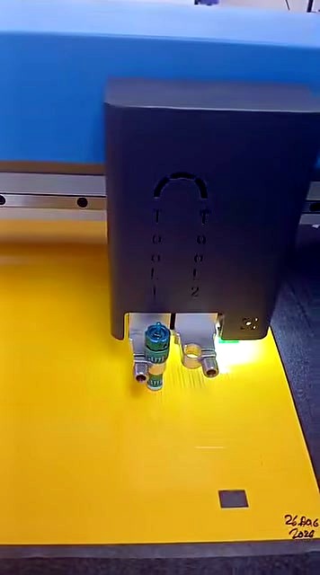 FlatCUT-family dual tool head cutting yellow sheet (SKU ask)