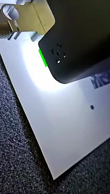 Carriage head over registration mark on white media (SKU ask)