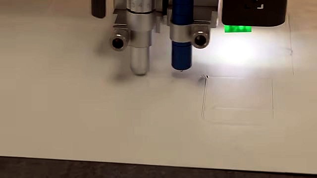 Dual tool head: crease tip + blue blade on white board (SKU ask)