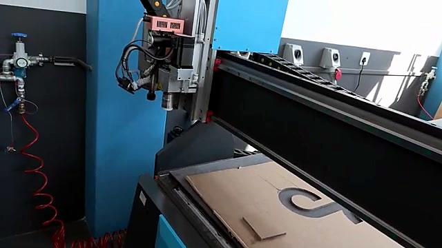 FlatCUT cutting logo from corrugated cardboard (SKU ask)