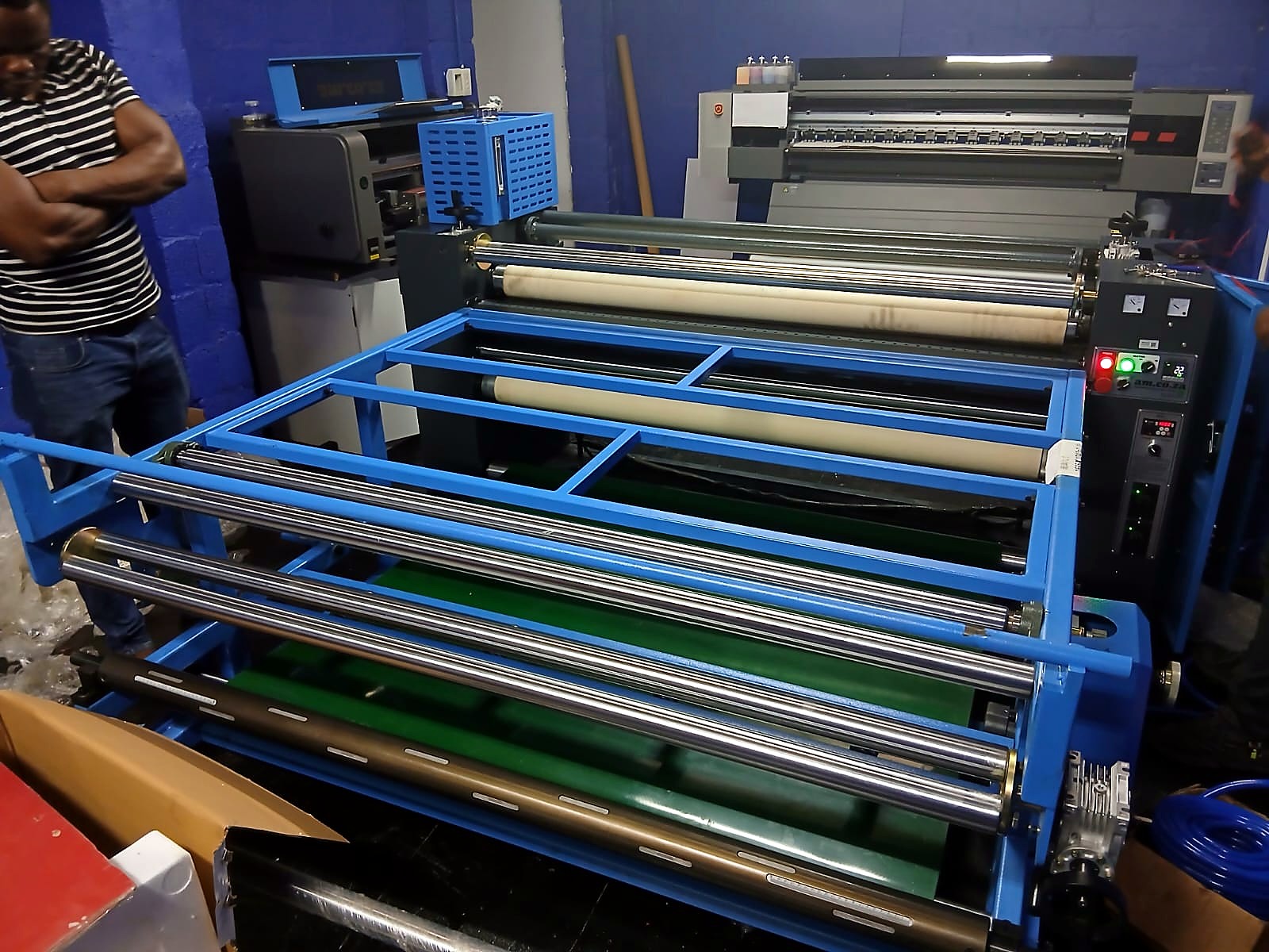 H-ROLLER/1700/OIL9: workshop wide view — AM.CO.ZA control panel, felt/oil drum, blue frame (staff still)