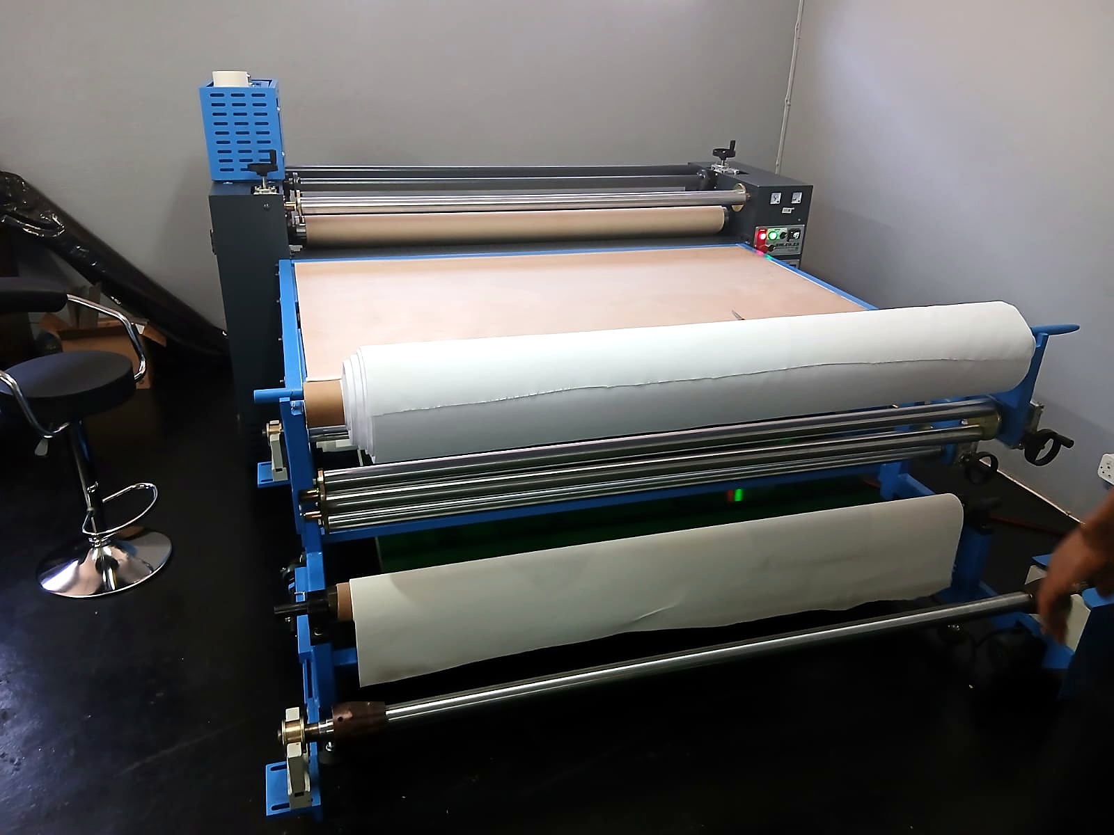 H-ROLLER/1700/OIL9 1700mm oil-drum roller heat press with transfer paper loaded on the feed and take-up rolls (staff still)