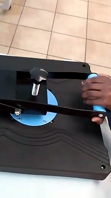 Blue handle locking clamshell closed (SKU ask)