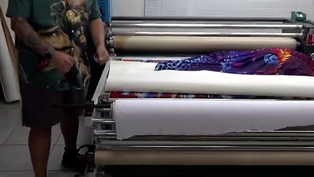 Patterned fabric feeding through oil roller (SKU ask)